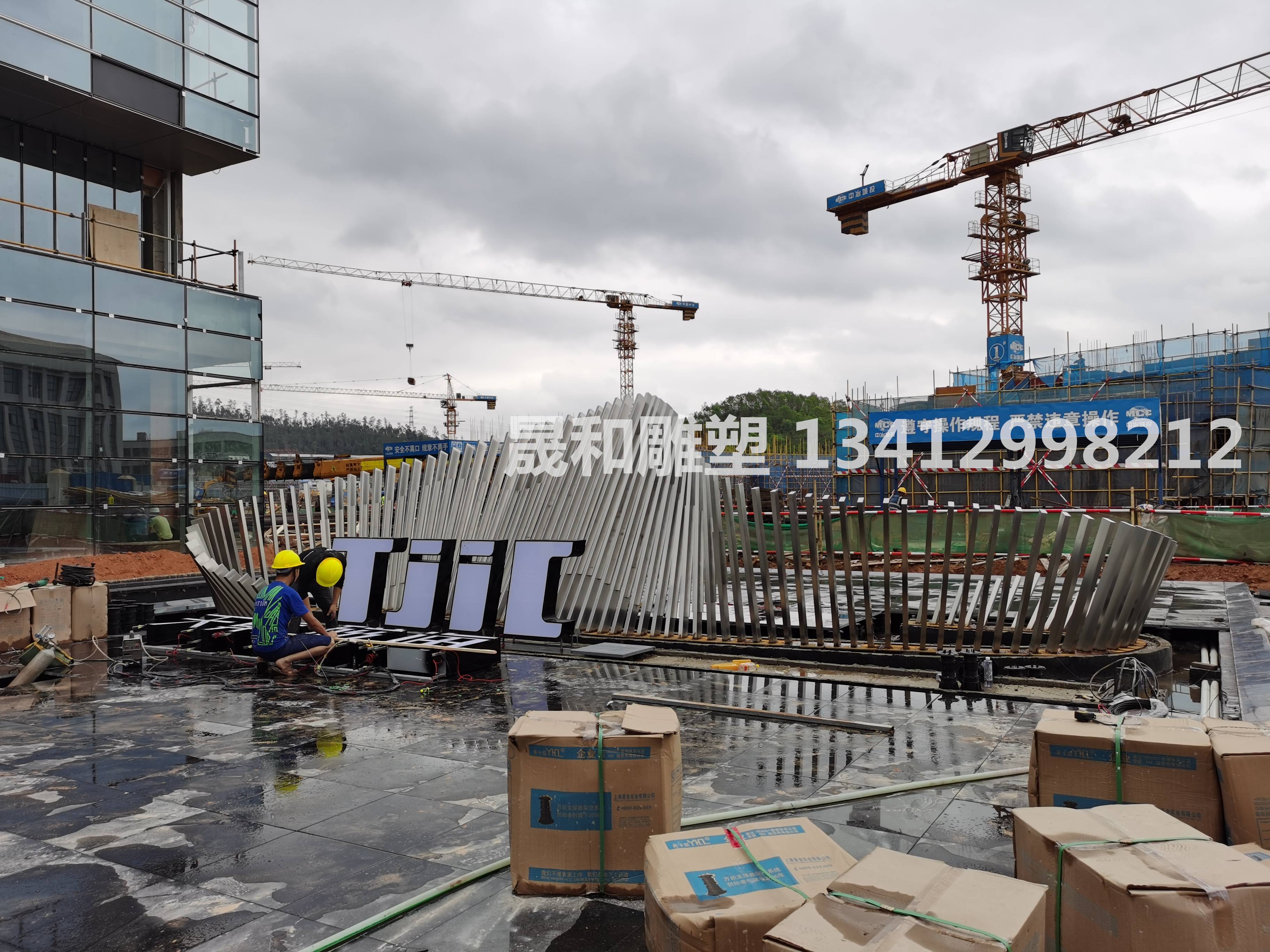 东莞松山湖不锈钢艺术装置安装现场(图1)
